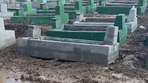 Yağmur sonrası depremzedelerin mezarları çöktü!