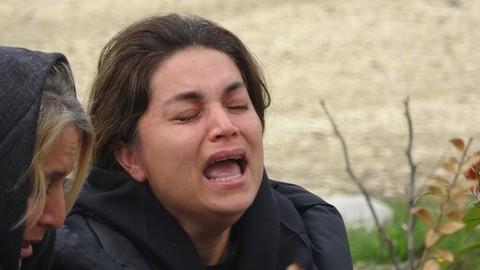 Depremde evladını kaybeden acılı anne, oğlunun kırkında mezarı başında feryat etti