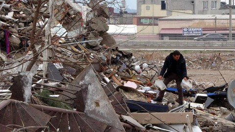 Ebrar Sitesi'nden kurtulanlar kaybolan hatıralarını arıyor: 'Artık bir fotoğraf albümümüz bile yok'