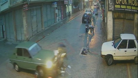 Önce çarptı, sonra öperek teselli etmeye çalıştı
