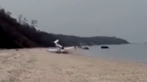 Plaja acil iniş yapan uçak denize sürüklendi