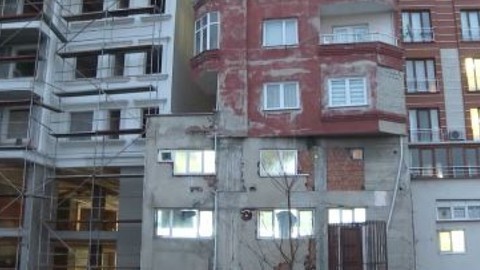 İki farklı binanın üst üste konulmuş gibi göründüğü apartman yıkılıyor