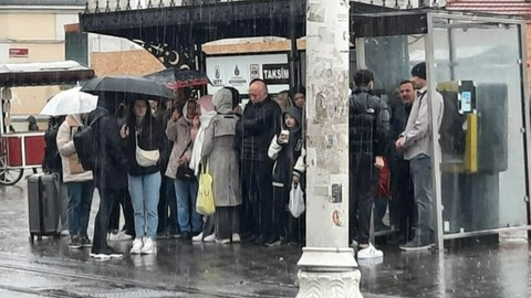 Taksim'de aniden başlayan yağmura vatandaşlar hazırlıksız yakalandı