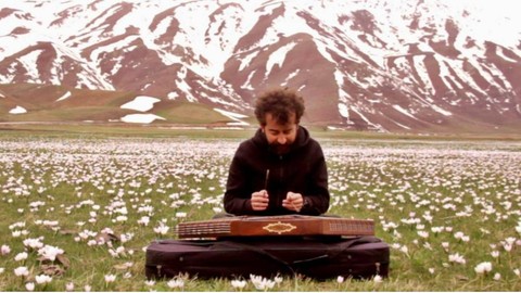 Hakkari'de baharın müjdesi kardelenler arasında santur çaldı