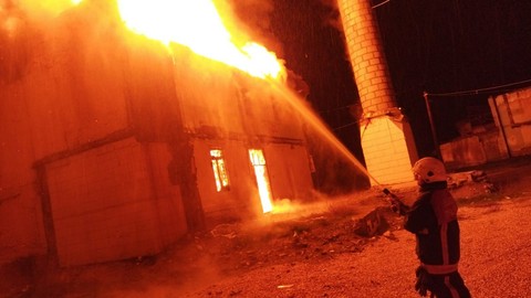 Depremde ağır hasar alan 300 yıllık cami yangında kullanılamaz hale geldi
