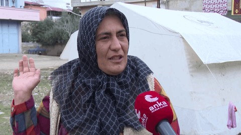 Islahiye'de sınava girecek olan çocuk enkazdan çıkardığı kitaplarıyla çalışıyor