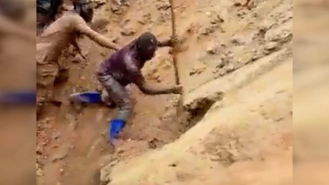 Kongo'da altın madeninde göçük: Elleriyle kazarak kurtardılar!