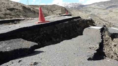 Bingöl'de heyelan: Yarıkların oluştuğu yol ulaşıma kapandı