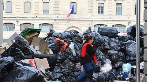 Paris'te çöp toplayıcılarından süresiz grev kararı