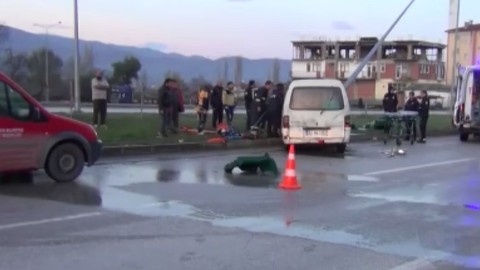 Direğe çarpan aracın içinde sıkışan sürücüyü köpeği yalnız bırakmadı