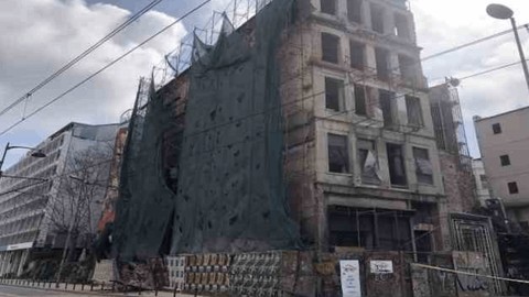 Beyoğlu'nda bir kısmı çöken 5 katlı metruk bina havadan görüntülendi