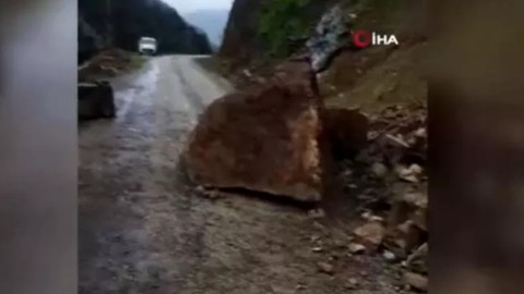 Osmaniye’de heyelanda düşen kaya parçaları yolu kapattı