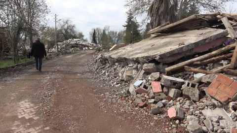 Deprem bir mahalleyi yıktı, 20 evden 4'ü ayakta kalabildi
