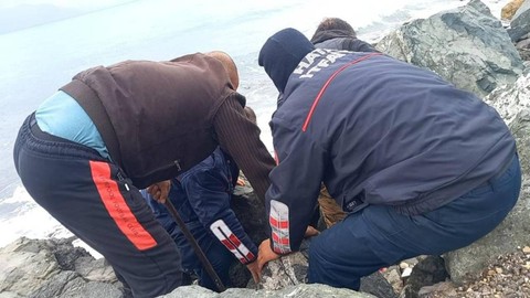 Balık tutarken kayalıkların arasına düşen kişi için itfaiyeden operasyon