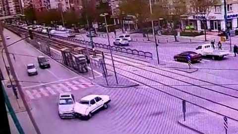 Yasağı görmezden gelen sürücünün kaza yaptığı an saniye saniye görüntülendi