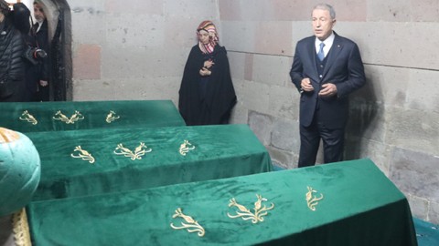 Hulusi Akar, seçim startını türbede verdi!