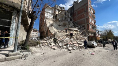 Kilis'te 5 katlı bina çöktü