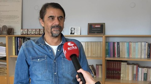 "Barış İçin Akademisyenler" bildirisi nedeniyle ihraç edilen Tezcan Durna, üniversiteye döndü