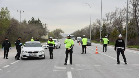 Polisten bayram tatili yolundaki sürücülere hayat koruyan hatırlatmalar