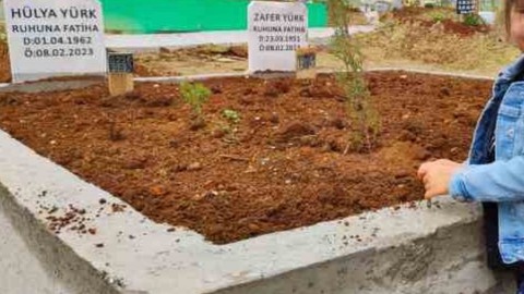 Depremde ölenlerin kabirlerine şeker bıraktılar