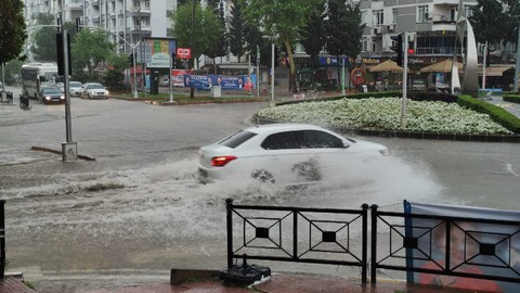 Adana'da kuvvetli yağış ve dolu sele neden oldu!