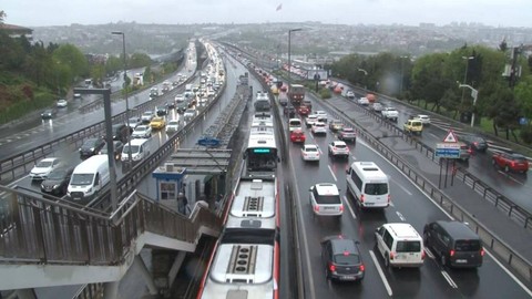 İstanbul'da sağanak yağış trafik yoğunluğunu artırdı