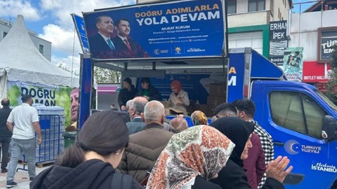'Yeni Türkiye' manzarası: AKP seçim arabasından ekmek dağıtıldı, izdiham oluştu
