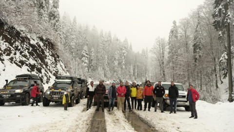 Düzce'de Off-Road kulübü üyeleri baharda yağan karın tadını çıkarttılar