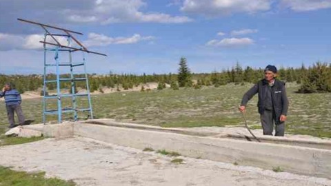 Köylülerin imece usulü aldığı güneş enerjisi paneli ve su motorunu çaldılar