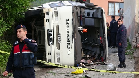 Otobüs kazasında hayatını kaybedenlerin cenazesinde belediye başkanına tepki