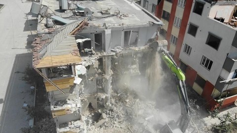 Hatay'da ağır hasarlı binaların yıkımı sürüyor: Anıların yıkılması, ikinci bir yıkım...