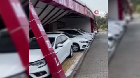 Şiddetli yağış galerilerin çatılarını çökertti, araçlar zarar gördü