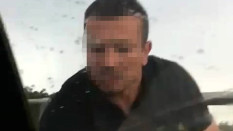 Otobüs şoförü tartıştığı sürücünün önünü keserek aracın camlarını kırdı