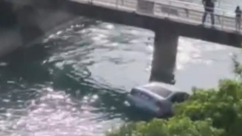 Otomobili sulama kanalına düşen sürücü yüzerek kurtuldu