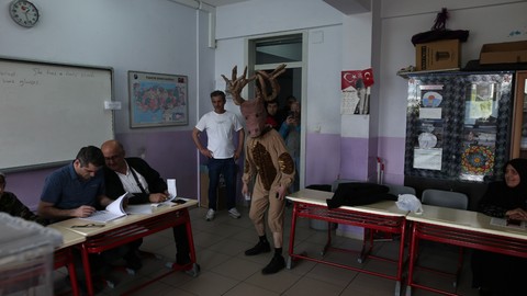 Oy kullanmaya geyik kostümüyle geldi