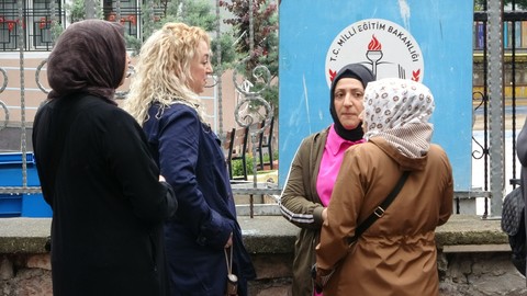 Öğrenciler içeride aileler dışarıda ter döktü