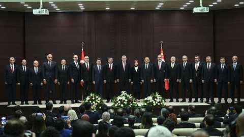 Yeni kabinenin ilk toplantısı bugün: Masada iki önemli konu var