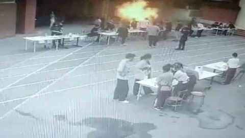 Özel bir okulda deney sırasında patlama yaşandı! Güvenlik kamerası saniye saniye kaydetti
