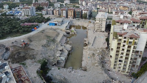 Yüzlerce kişiye mezar olan Rönesans Rezidans'ın enkazı suyla doldu