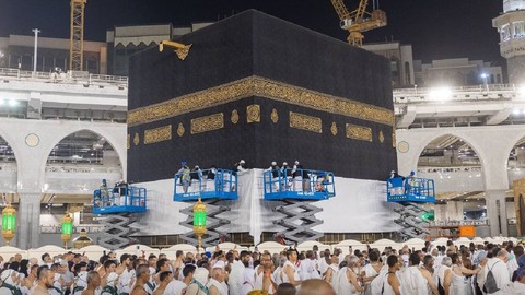 Zarar veriliyordu: Kabe örtüsü 3 metre yukarı kaldırıldı!
