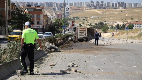 Freni patlayan kamyon caddeyi savaş alanına çevirdi