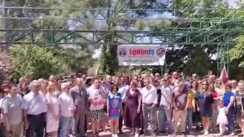 İzmir'de eğitimciler, okullara imam atanmasını protesto etti