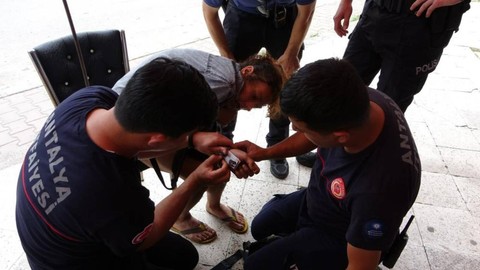 Kelepçeli halde dolaşan kadın, polisi alarma geçirdi
