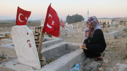 Deprem mezarlığında hüzünlü bayram ziyareti