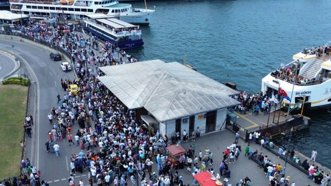 Eminönü'nde 'yolcu kapma' kavgası: Polis havaya ateş açtı, saniye saniye görüntülendi