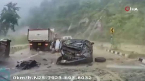 Yamaçtan düşen kayalar araçları ezdi: 2 kişi hayatını kaybetti
