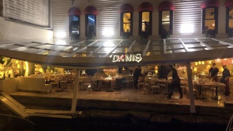 Bebekte restoranın iskelesi çöktü: Onlarca kişi denize düştü!