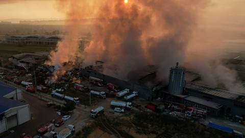 Bursa'da 10 fabrikayı küle çeviren yangın günün ilk ışıklarıyla böyle görüntülendi