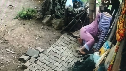 74 yaşındaki kadına taş ve sopayla saldırı!