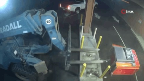 Forklift ile ATM'yi söküp çaldılar